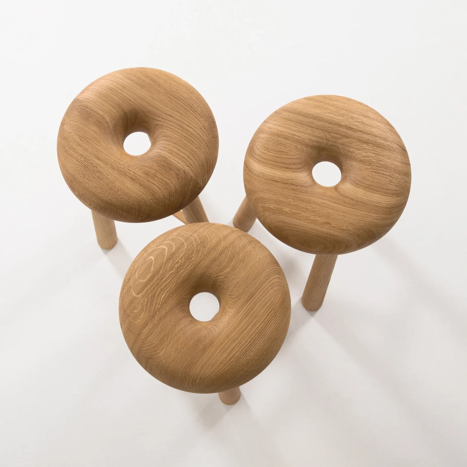 masif meşe özel üretim bar taburesi, yuvarlak oturumlu özel ölçü stool, konik ayaklı sipariş mobilya tabure, torna detaylı ısmarlama mobilya, doğal ahşap luxury bar stool