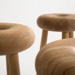 masif meşe özel üretim bar taburesi, yuvarlak oturumlu özel ölçü stool, konik ayaklı sipariş mobilya tabure, torna detaylı ısmarlama mobilya, doğal ahşap luxury bar stool