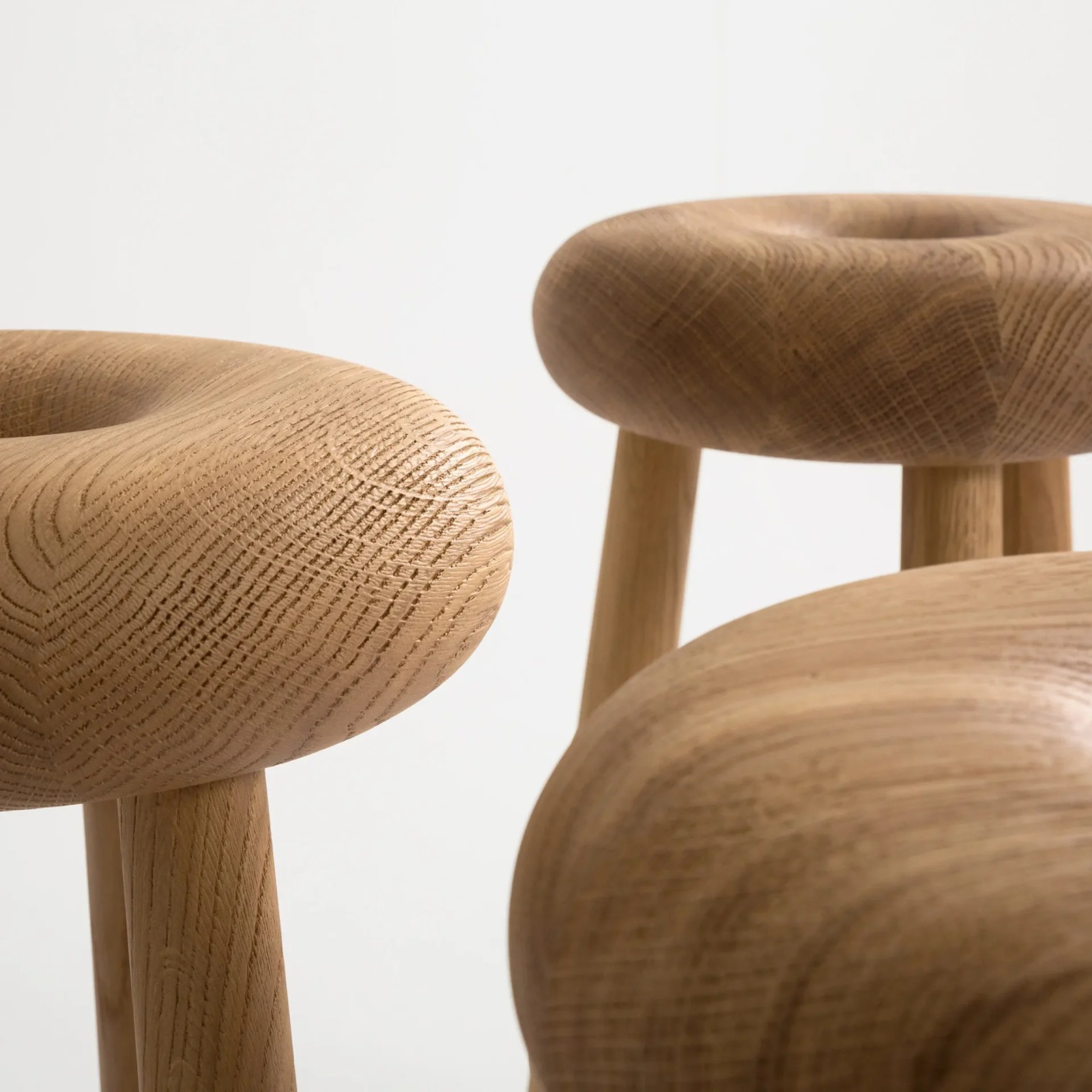 masif meşe özel üretim bar taburesi, yuvarlak oturumlu özel ölçü stool, konik ayaklı sipariş mobilya tabure, torna detaylı ısmarlama mobilya, doğal ahşap luxury bar stool