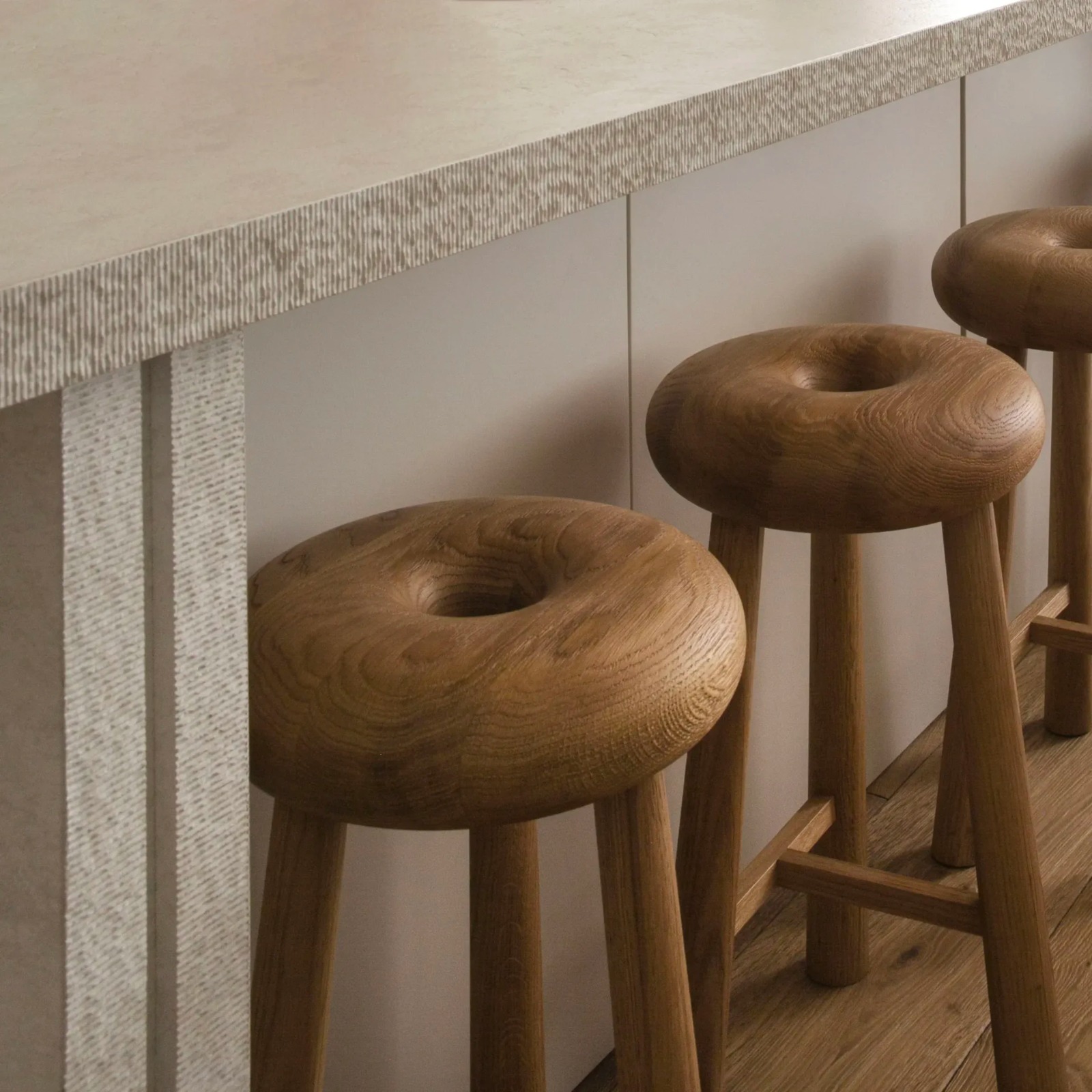 masif meşe özel üretim bar taburesi, yuvarlak oturumlu özel ölçü stool, konik ayaklı sipariş mobilya tabure, torna detaylı ısmarlama mobilya, doğal ahşap luxury bar stool