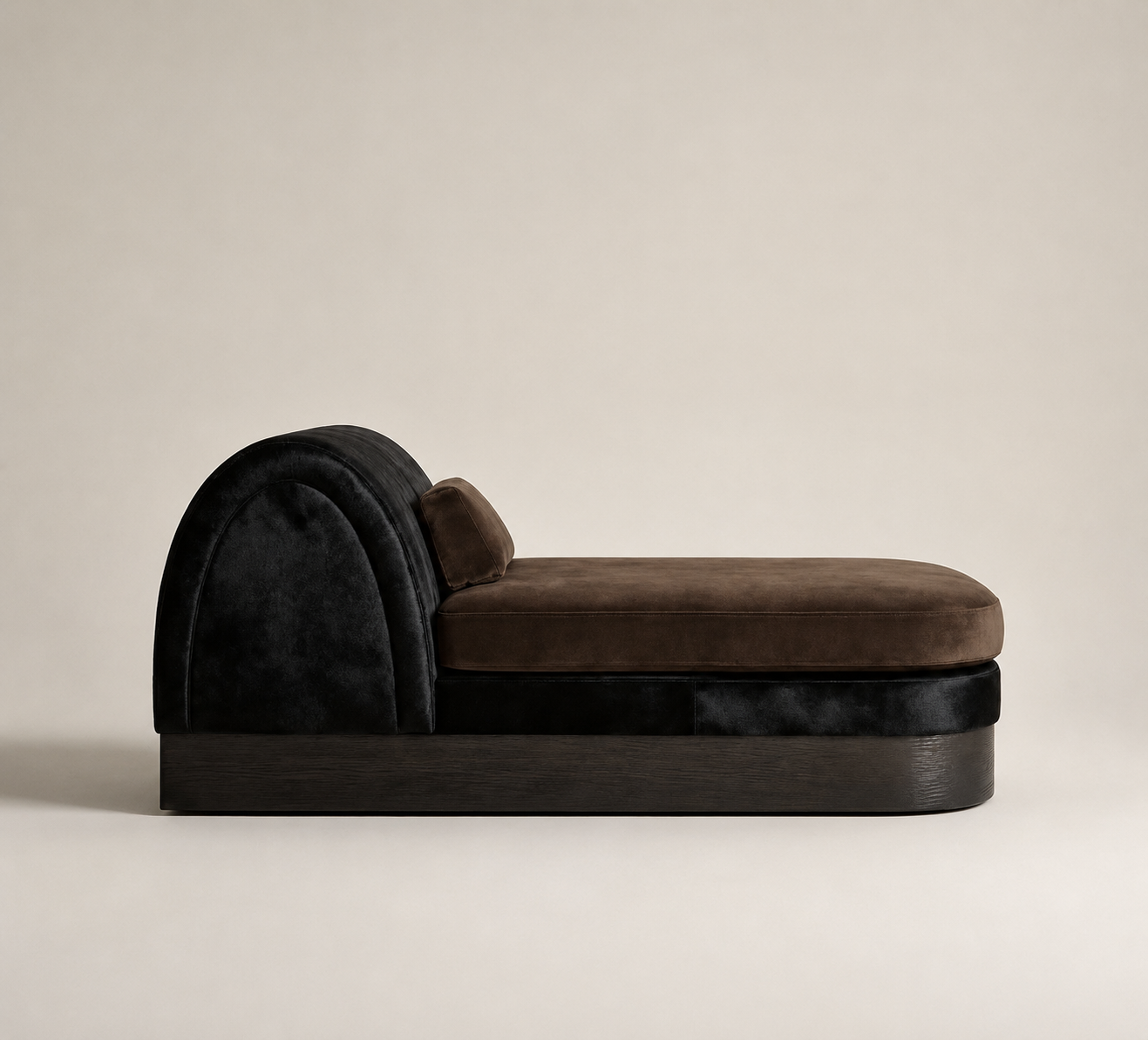 siyah kadife özel üretim daybed, kahverengi nubuk özel ölçü lounge bed, kavisli başlıklı sipariş mobilya daybed, koyu ahşap bazalı ısmarlama mobilya, luxury lounge daybed tasarımı