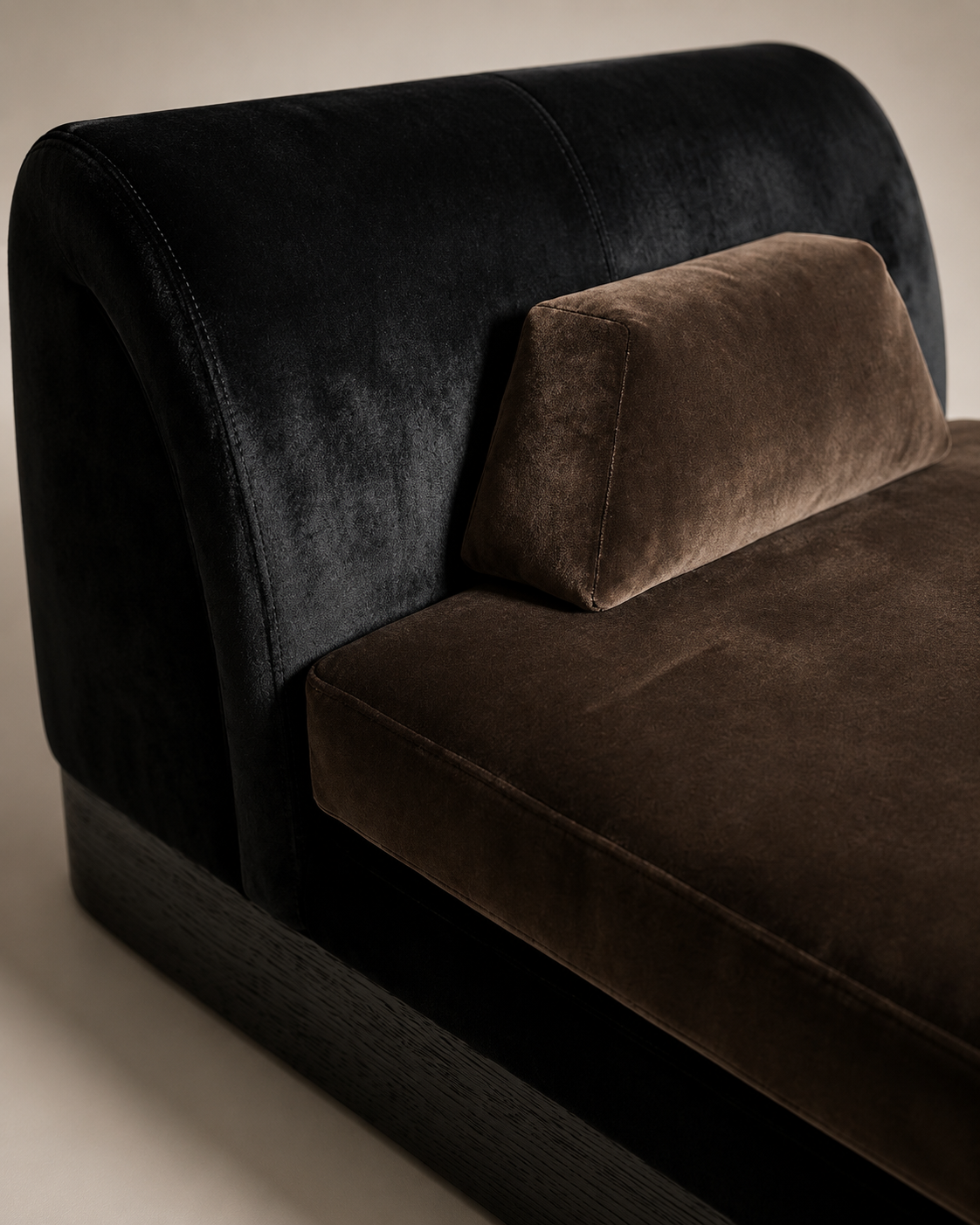 siyah kadife özel üretim daybed, kahverengi nubuk özel ölçü lounge bed, kavisli başlıklı sipariş mobilya daybed, koyu ahşap bazalı ısmarlama mobilya, luxury lounge daybed tasarımı