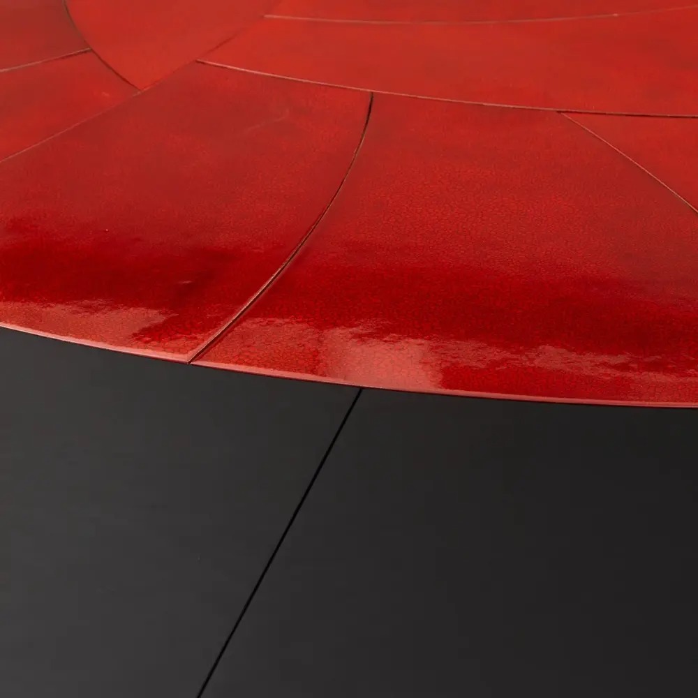 kırmızı sırlı seramik detaylı özel üretim yemek masası, siyah lake özel ölçü 12 kişilik dining table, konik seramik ayaklı sipariş mobilya masa, seramik üzeri sır uygulamalı ısmarlama mobilya, lüks büyük yemek odası masası