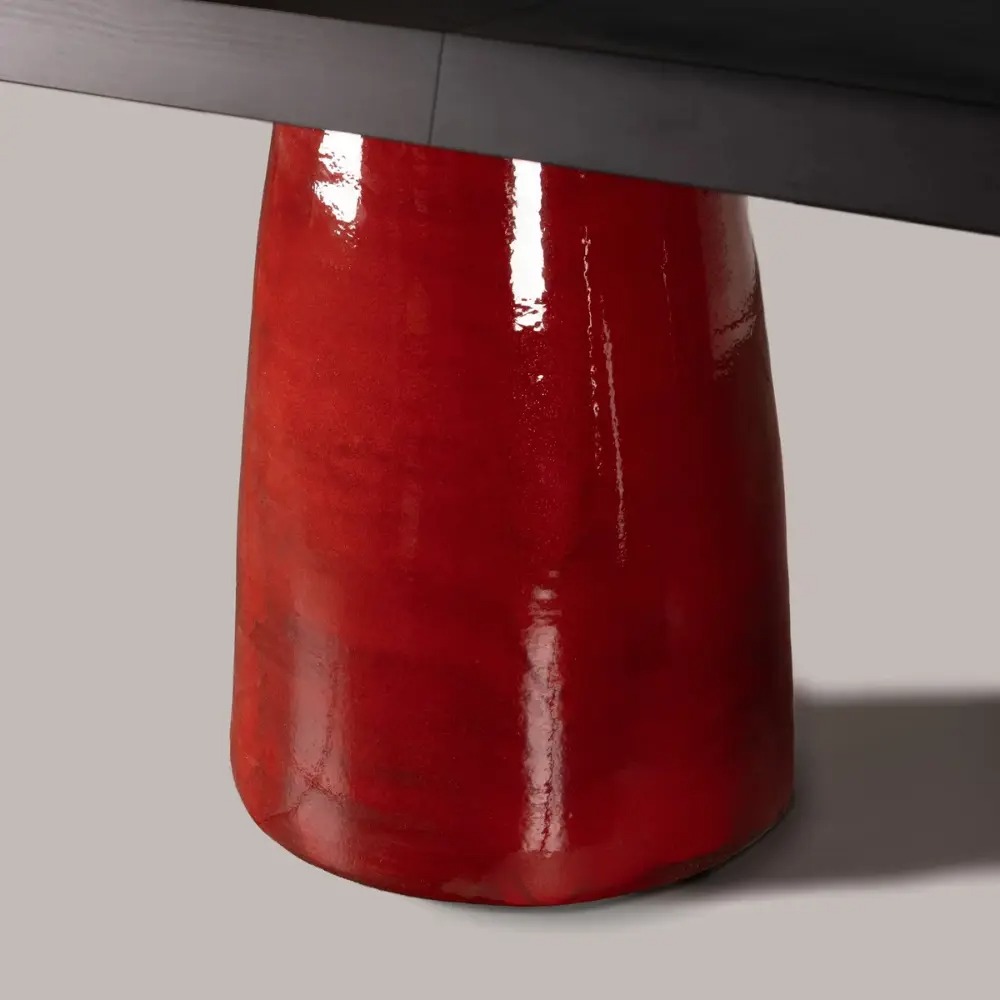kırmızı sırlı seramik detaylı özel üretim yemek masası, siyah lake özel ölçü 12 kişilik dining table, konik seramik ayaklı sipariş mobilya masa, seramik üzeri sır uygulamalı ısmarlama mobilya, lüks büyük yemek odası masası