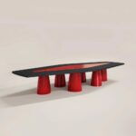 kırmızı sırlı seramik detaylı özel üretim yemek masası, siyah lake özel ölçü 12 kişilik dining table, konik seramik ayaklı sipariş mobilya masa, seramik üzeri sır uygulamalı ısmarlama mobilya, lüks büyük yemek odası masası
