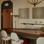 kırmızı sırlı seramik detaylı özel üretim yemek masası, siyah lake özel ölçü 12 kişilik dining table, konik seramik ayaklı sipariş mobilya masa, seramik üzeri sır uygulamalı ısmarlama mobilya, lüks büyük yemek odası masası