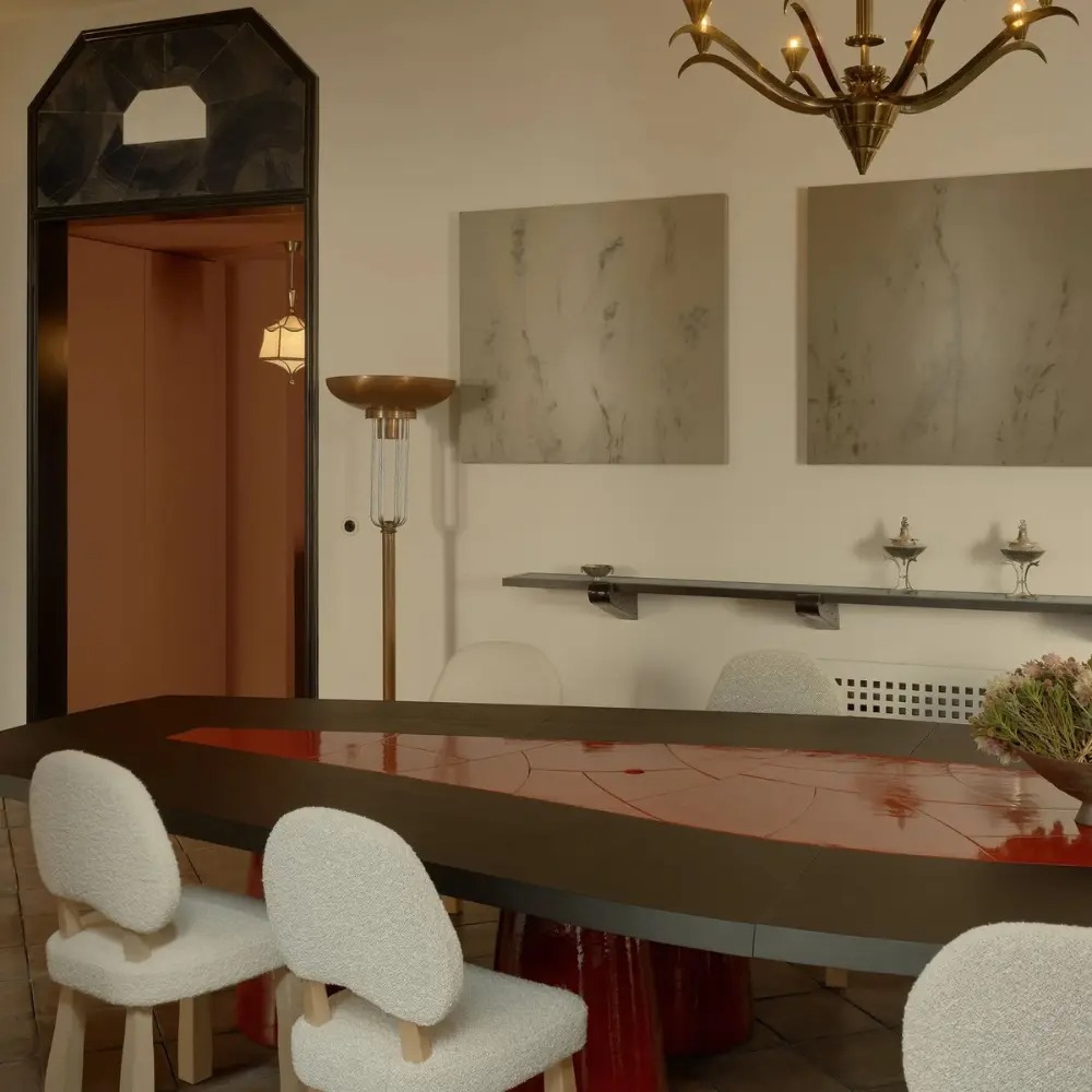 kırmızı sırlı seramik detaylı özel üretim yemek masası, siyah lake özel ölçü 12 kişilik dining table, konik seramik ayaklı sipariş mobilya masa, seramik üzeri sır uygulamalı ısmarlama mobilya, lüks büyük yemek odası masası