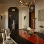 kırmızı sırlı seramik detaylı özel üretim yemek masası, siyah lake özel ölçü 12 kişilik dining table, konik seramik ayaklı sipariş mobilya masa, seramik üzeri sır uygulamalı ısmarlama mobilya, lüks büyük yemek odası masası