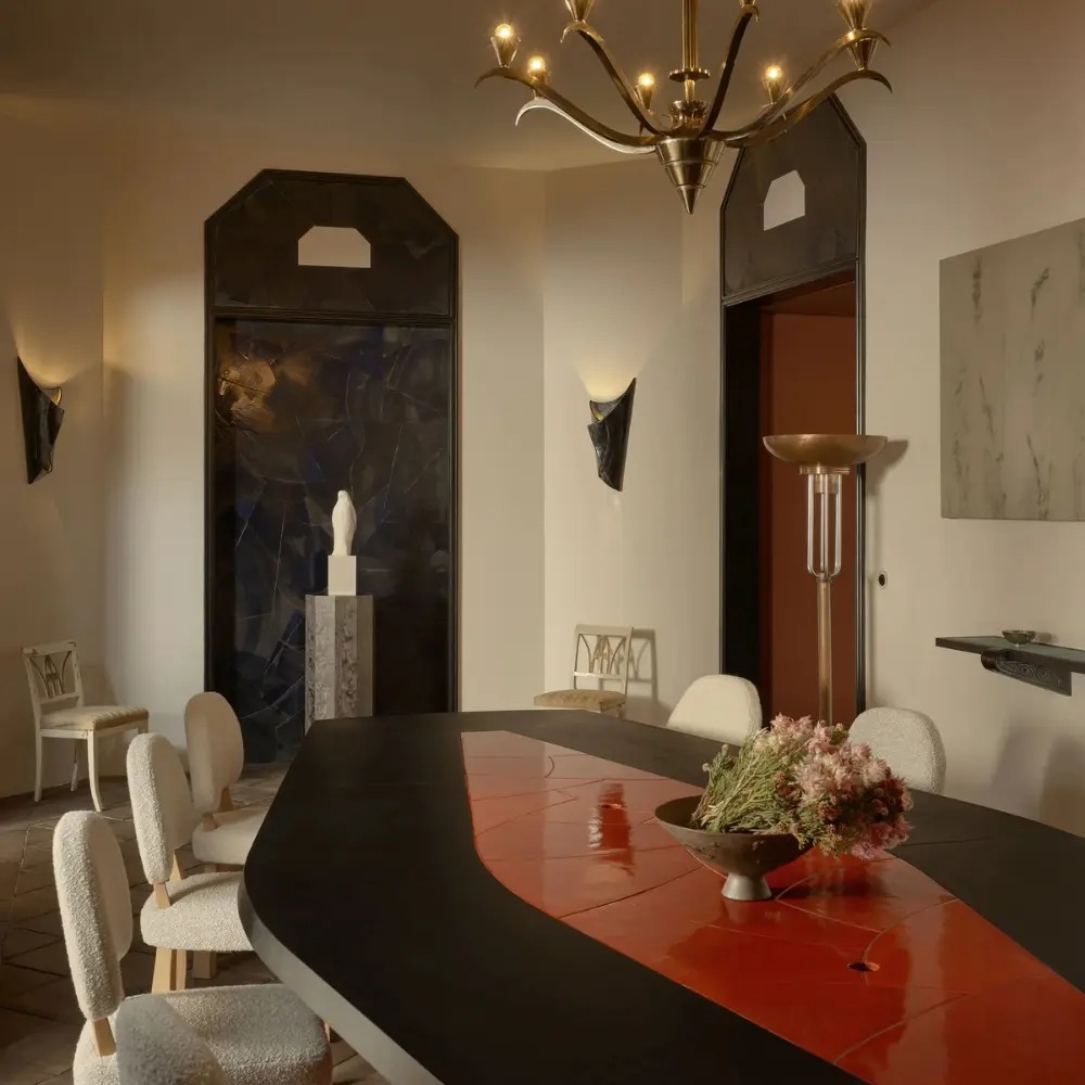 kırmızı sırlı seramik detaylı özel üretim yemek masası, siyah lake özel ölçü 12 kişilik dining table, konik seramik ayaklı sipariş mobilya masa, seramik üzeri sır uygulamalı ısmarlama mobilya, lüks büyük yemek odası masası