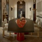 kırmızı sırlı seramik detaylı özel üretim yemek masası, siyah lake özel ölçü 12 kişilik dining table, konik seramik ayaklı sipariş mobilya masa, seramik üzeri sır uygulamalı ısmarlama mobilya, lüks büyük yemek odası masası