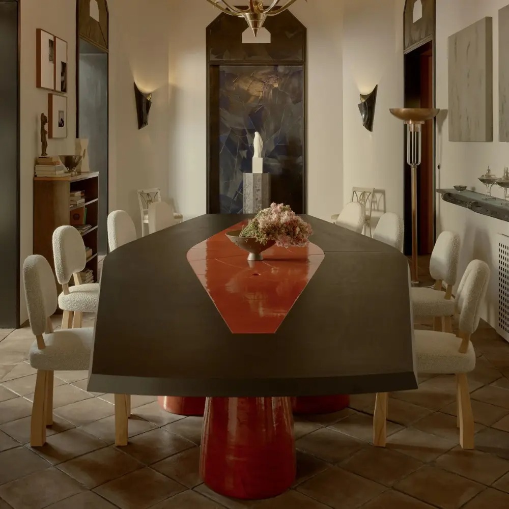 kırmızı sırlı seramik detaylı özel üretim yemek masası, siyah lake özel ölçü 12 kişilik dining table, konik seramik ayaklı sipariş mobilya masa, seramik üzeri sır uygulamalı ısmarlama mobilya, lüks büyük yemek odası masası