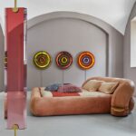 kavisli başlıklı modern karyola, pudra kadife luxury bed, özel üretim italyan tarzı yatak, entegre pirinç sehpali tasarım karyola, organik formlu contemporary yatak