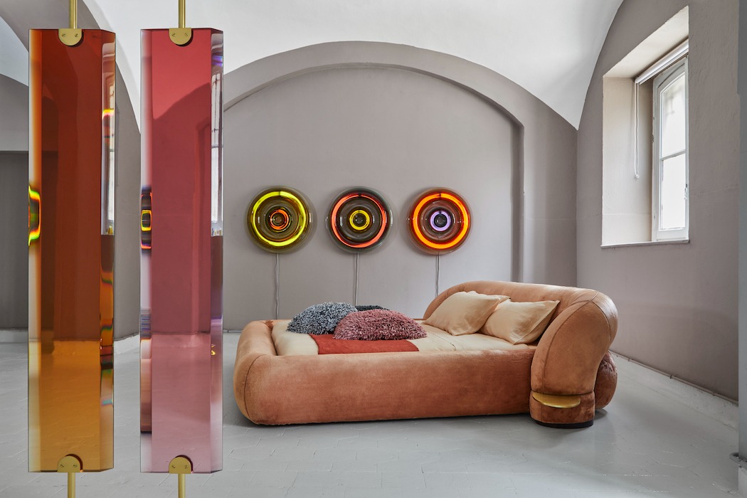 kavisli başlıklı modern karyola, pudra kadife luxury bed, özel üretim italyan tarzı yatak, entegre pirinç sehpali tasarım karyola, organik formlu contemporary yatak