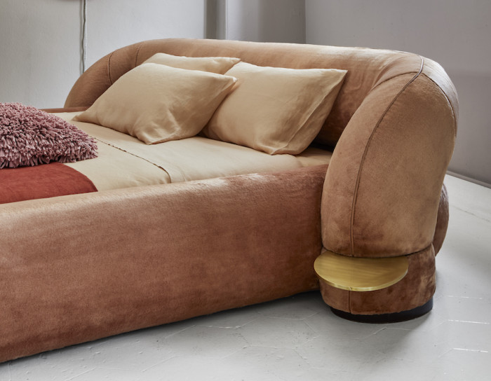 kavisli başlıklı modern karyola, pudra kadife luxury bed, özel üretim italyan tarzı yatak, entegre pirinç sehpali tasarım karyola, organik formlu contemporary yatak