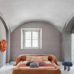kavisli başlıklı modern karyola, pudra kadife luxury bed, özel üretim italyan tarzı yatak, entegre pirinç sehpali tasarım karyola, organik formlu contemporary yatak