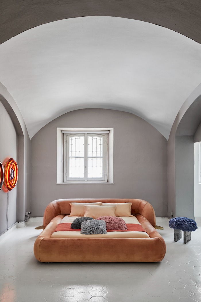 kavisli başlıklı modern karyola, pudra kadife luxury bed, özel üretim italyan tarzı yatak, entegre pirinç sehpali tasarım karyola, organik formlu contemporary yatak