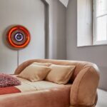 kavisli başlıklı modern karyola, pudra kadife luxury bed, özel üretim italyan tarzı yatak, entegre pirinç sehpali tasarım karyola, organik formlu contemporary yatak