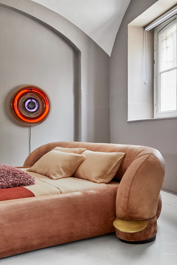 kavisli başlıklı modern karyola, pudra kadife luxury bed, özel üretim italyan tarzı yatak, entegre pirinç sehpali tasarım karyola, organik formlu contemporary yatak