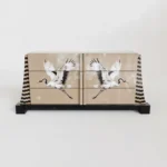 turna kuşu motifli özel üretim büfe, krem lake özel ölçü sideboard, siyah basamak kaideli sipariş mobilya, art deco çizgili ısmarlama mobilya büfe, dekoratif kuş desenli luxury cabinet
