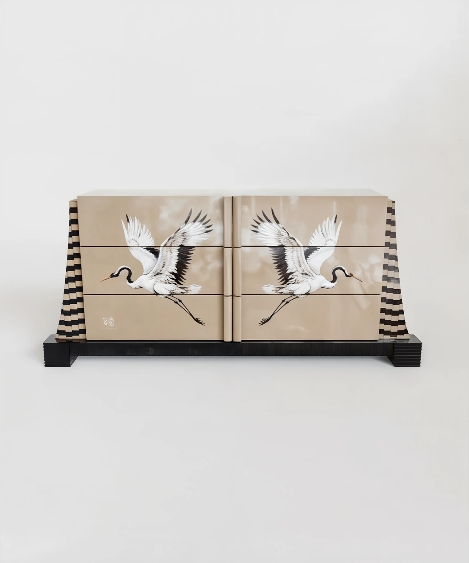 turna kuşu motifli özel üretim büfe, krem lake özel ölçü sideboard, siyah basamak kaideli sipariş mobilya, art deco çizgili ısmarlama mobilya büfe, dekoratif kuş desenli luxury cabinet