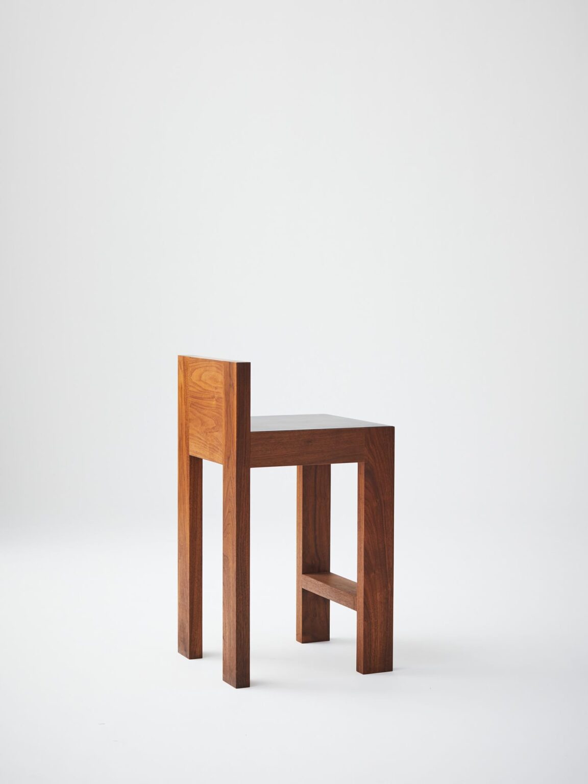 modern bar sandalyesi, masif ahşap bar chair, özel üretim ceviz bar sandalyesi, minimalist tasarım bar taburesi, collectible design bar stool