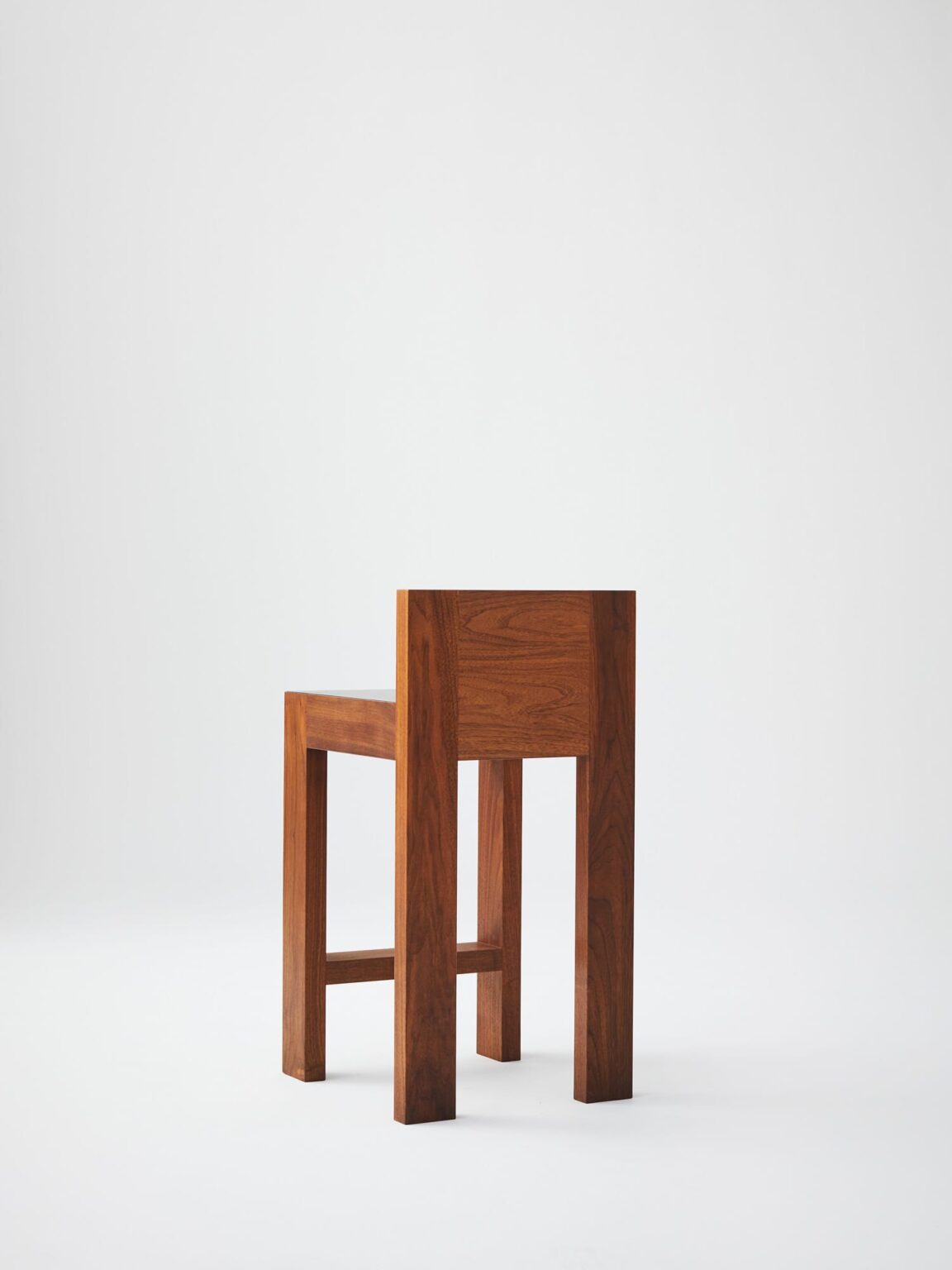 modern bar sandalyesi, masif ahşap bar chair, özel üretim ceviz bar sandalyesi, minimalist tasarım bar taburesi, collectible design bar stool
