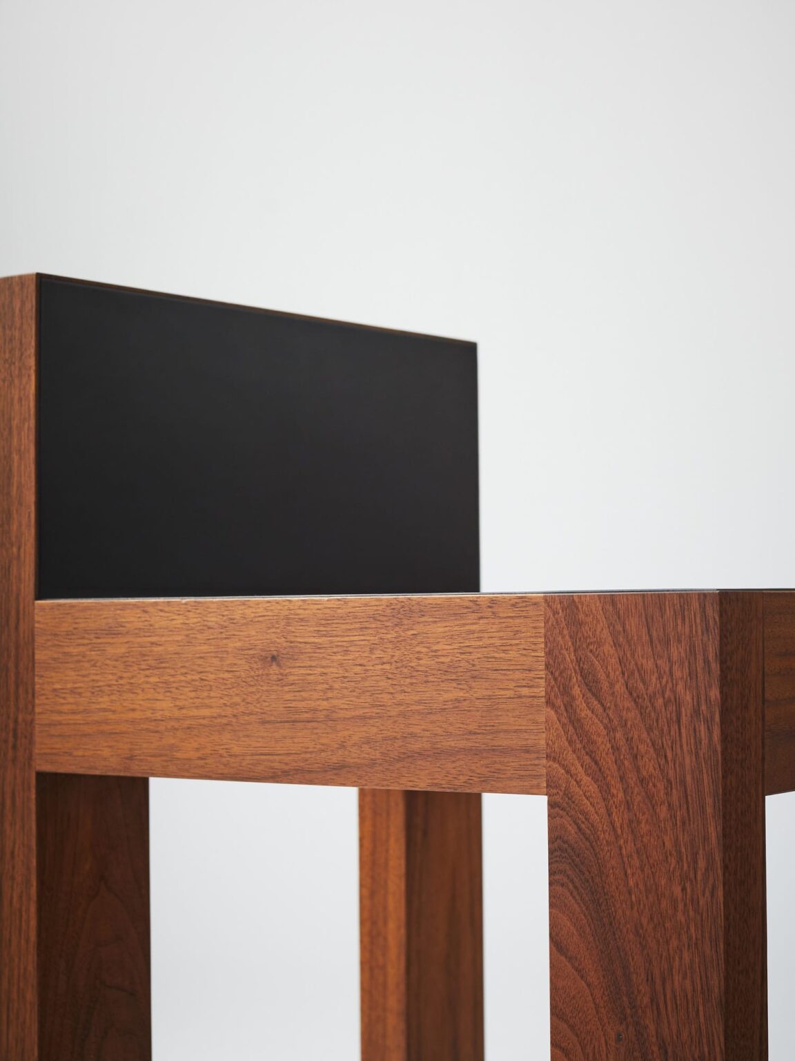 modern bar sandalyesi, masif ahşap bar chair, özel üretim ceviz bar sandalyesi, minimalist tasarım bar taburesi, collectible design bar stool
