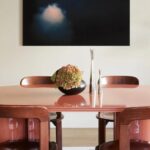 terracotta parlak lake özel üretim yemek masası, silindirik ayaklı özel ölçü dining table, oval tablalı sipariş mobilya masa, monokrom lake ısmarlama mobilya tasarımı, modern lüks yemek odası masası