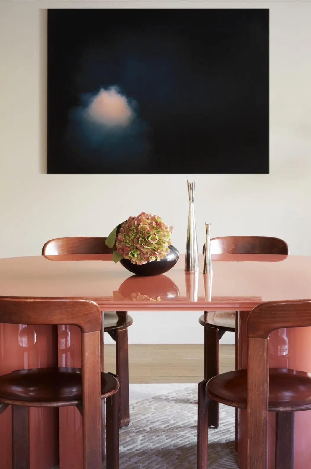 terracotta parlak lake özel üretim yemek masası, silindirik ayaklı özel ölçü dining table, oval tablalı sipariş mobilya masa, monokrom lake ısmarlama mobilya tasarımı, modern lüks yemek odası masası