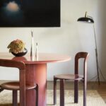 terracotta parlak lake özel üretim yemek masası, silindirik ayaklı özel ölçü dining table, oval tablalı sipariş mobilya masa, monokrom lake ısmarlama mobilya tasarımı, modern lüks yemek odası masası