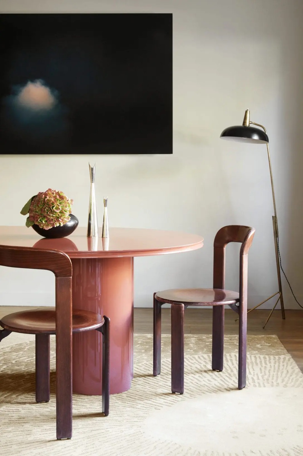terracotta parlak lake özel üretim yemek masası, silindirik ayaklı özel ölçü dining table, oval tablalı sipariş mobilya masa, monokrom lake ısmarlama mobilya tasarımı, modern lüks yemek odası masası