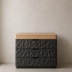 oyma yüzeyli modern şifonyer, masif ahşap çekmeceli dolap, özel üretim dokulu mobilya, artisan tasarım depolama ünitesi, ısmarlama modern şifonyer