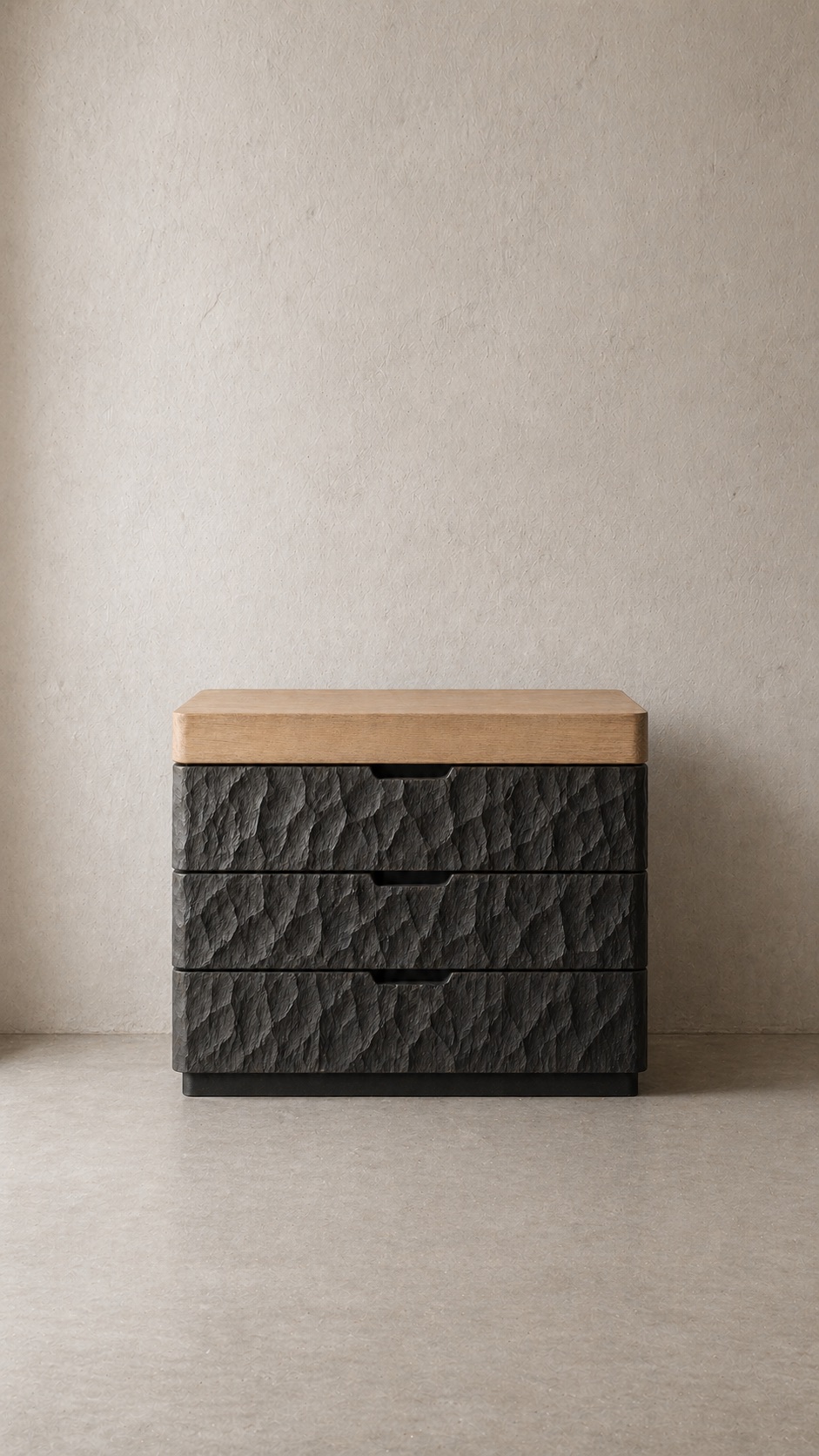 oyma yüzeyli modern şifonyer, masif ahşap çekmeceli dolap, özel üretim dokulu mobilya, artisan tasarım depolama ünitesi, ısmarlama modern şifonyer