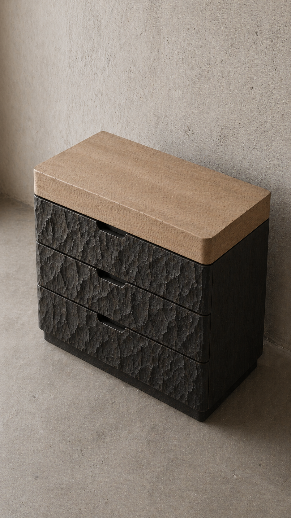 oyma yüzeyli modern şifonyer, masif ahşap çekmeceli dolap, özel üretim dokulu mobilya, artisan tasarım depolama ünitesi, ısmarlama modern şifonyer