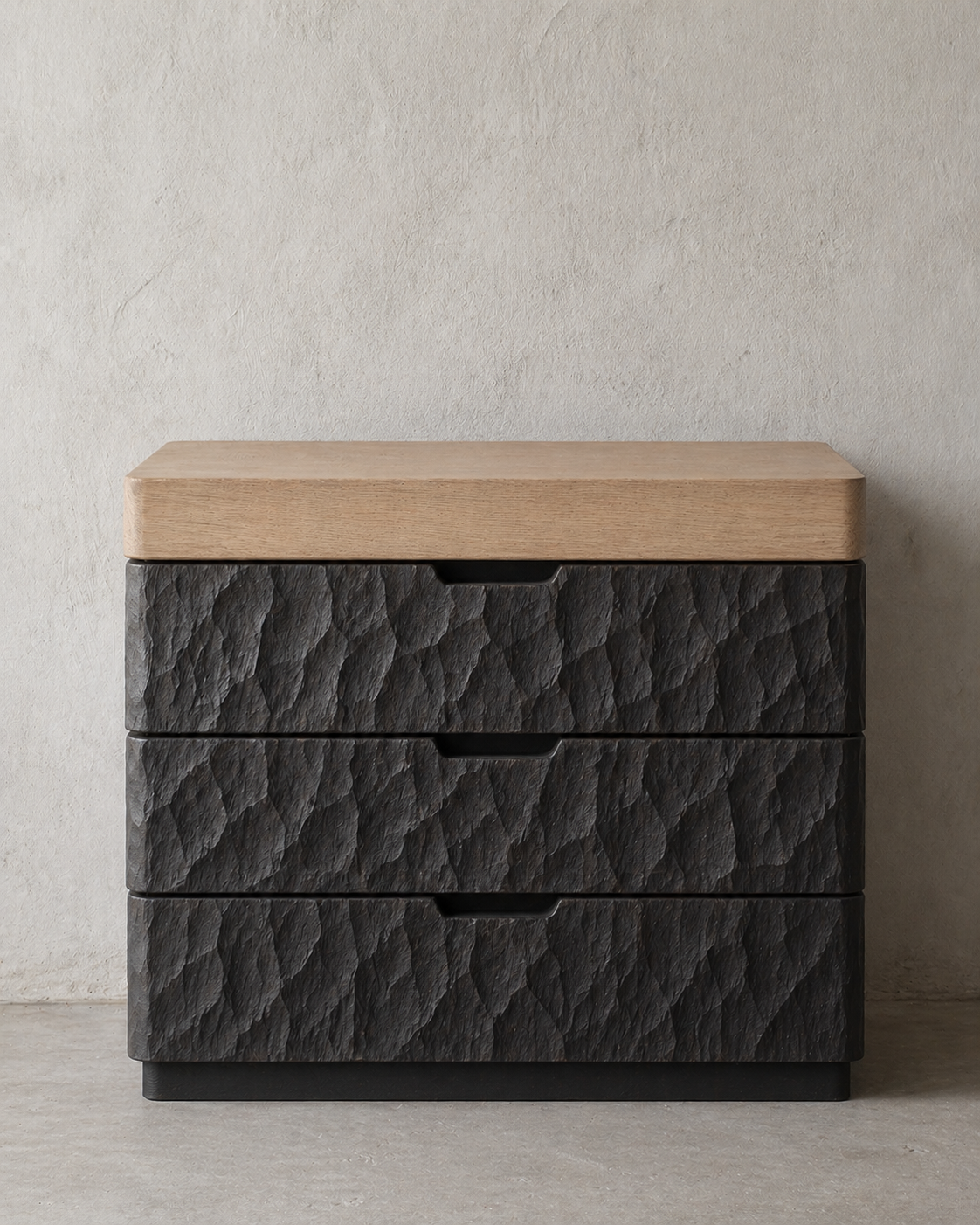 oyma yüzeyli modern şifonyer, masif ahşap çekmeceli dolap, özel üretim dokulu mobilya, artisan tasarım depolama ünitesi, ısmarlama modern şifonyer