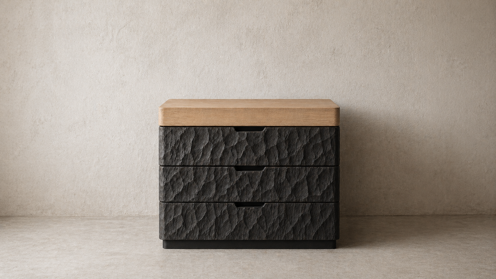 oyma yüzeyli modern şifonyer, masif ahşap çekmeceli dolap, özel üretim dokulu mobilya, artisan tasarım depolama ünitesi, ısmarlama modern şifonyer