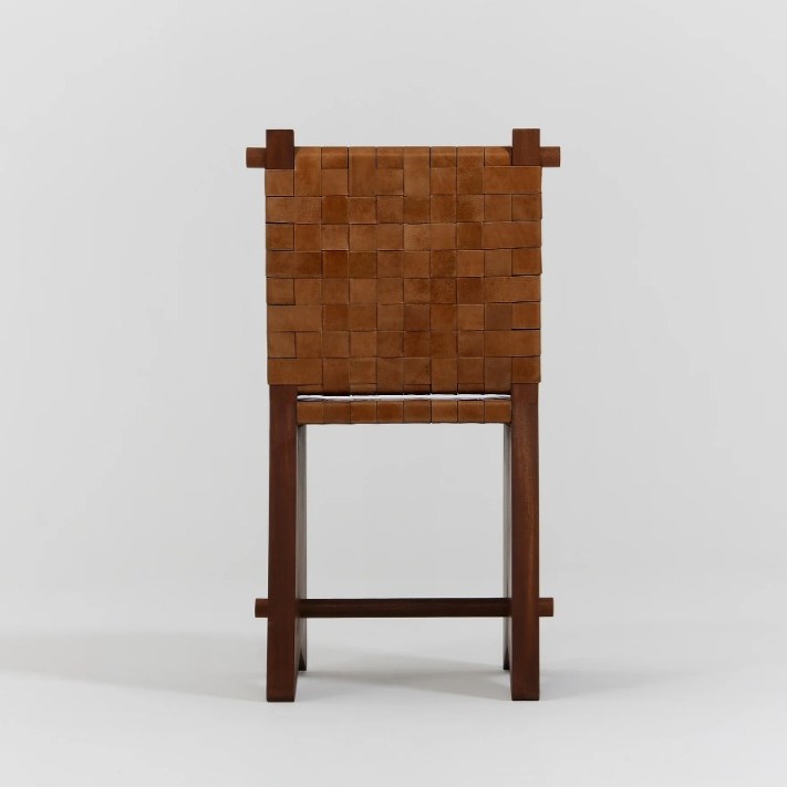 deri örgülü ahşap sandalye, brutalist modern dining chair, özel üretim artisan sandalye, masif ahşap contemporary chair, el örgüsü deri tasarım sandaly