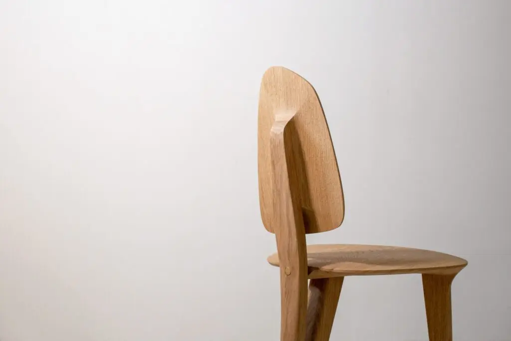 minimal masif ahsap sandalye, contemporary dining chair design, ozel uretim modern sandalye, scandinavian japandi chair, organik formlu ahsap sandalye