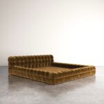 kapitone kadife modern karyola, düşük platform luxury bed, özel üretim italyan tarzı yatak, oversized contemporary karyola, tütün renkli tasarım yatak