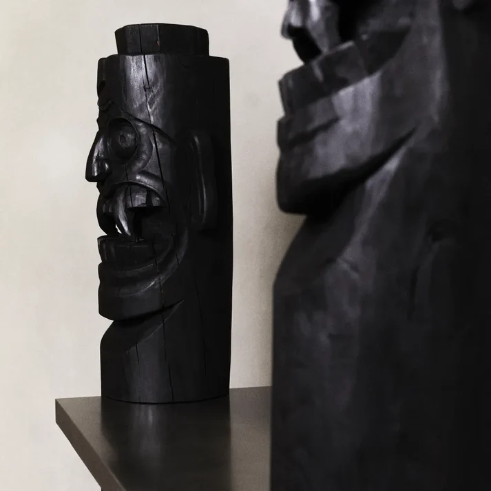 tribal mask kitaplık, heykelsi siyah ahşap bookshelf, özel üretim collectible design kitaplık, etnik oyma detaylı raf sistemi, masif contemporary luxury kitaplık