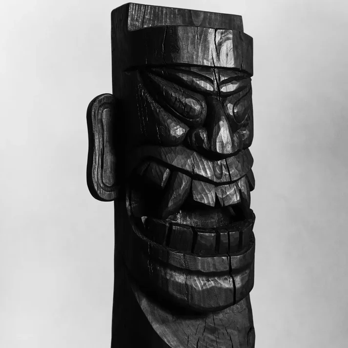 tribal mask kitaplık, heykelsi siyah ahşap bookshelf, özel üretim collectible design kitaplık, etnik oyma detaylı raf sistemi, masif contemporary luxury kitaplık