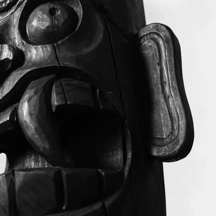 tribal mask kitaplık, heykelsi siyah ahşap bookshelf, özel üretim collectible design kitaplık, etnik oyma detaylı raf sistemi, masif contemporary luxury kitaplık