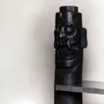 tribal mask kitaplık, heykelsi siyah ahşap bookshelf, özel üretim collectible design kitaplık, etnik oyma detaylı raf sistemi, masif contemporary luxury kitaplık