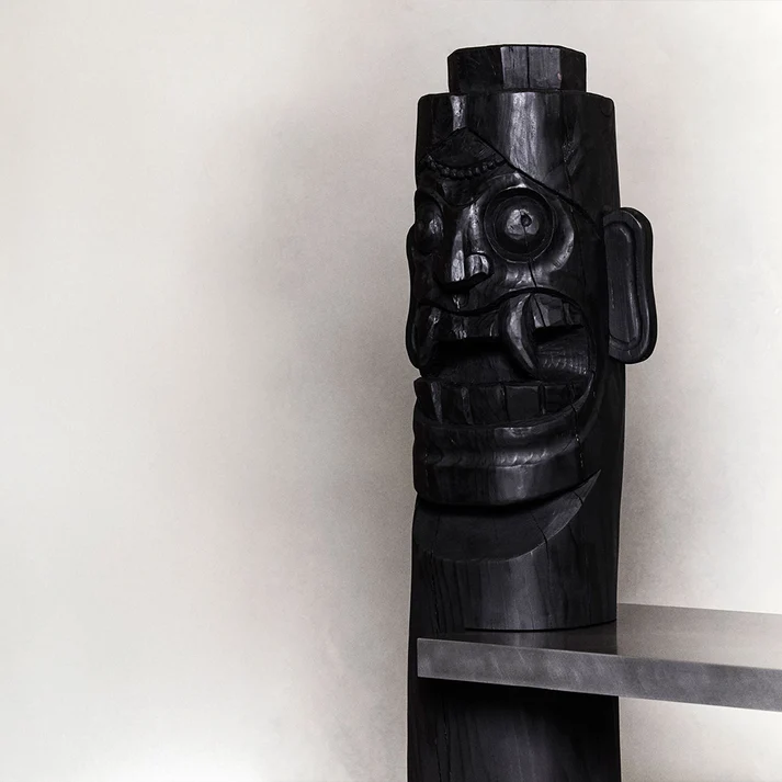 tribal mask kitaplık, heykelsi siyah ahşap bookshelf, özel üretim collectible design kitaplık, etnik oyma detaylı raf sistemi, masif contemporary luxury kitaplık