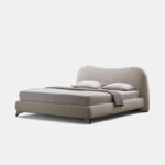 lüks karyola, döşemeli karyola, kavisli başlıklı karyola, modern karyola tasarımı, özel üretim karyola, luxury bed design, contemporary bedroom furniture, premium upholstered bed, sculptural bed frame, modern luxury karyola, designer bed, quiet luxury bedroom, organik formlu karyola, mimari yatak odası mobilyası, luxury master bedroom bed