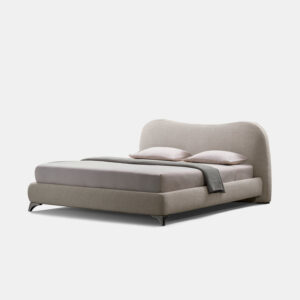 lüks karyola, döşemeli karyola, kavisli başlıklı karyola, modern karyola tasarımı, özel üretim karyola, luxury bed design, contemporary bedroom furniture, premium upholstered bed, sculptural bed frame, modern luxury karyola, designer bed, quiet luxury bedroom, organik formlu karyola, mimari yatak odası mobilyası, luxury master bedroom bed