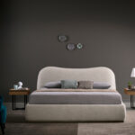 lüks karyola, döşemeli karyola, kavisli başlıklı karyola, modern karyola tasarımı, özel üretim karyola, luxury bed design, contemporary bedroom furniture, premium upholstered bed, sculptural bed frame, modern luxury karyola, designer bed, quiet luxury bedroom, organik formlu karyola, mimari yatak odası mobilyası, luxury master bedroom bed