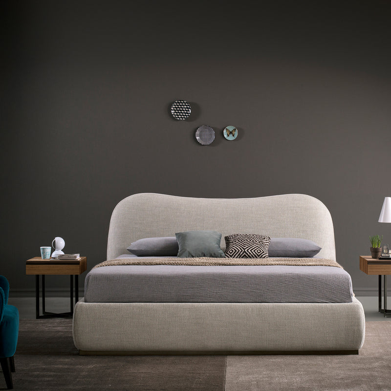 lüks karyola, döşemeli karyola, kavisli başlıklı karyola, modern karyola tasarımı, özel üretim karyola, luxury bed design, contemporary bedroom furniture, premium upholstered bed, sculptural bed frame, modern luxury karyola, designer bed, quiet luxury bedroom, organik formlu karyola, mimari yatak odası mobilyası, luxury master bedroom bed