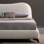 lüks karyola, döşemeli karyola, kavisli başlıklı karyola, modern karyola tasarımı, özel üretim karyola, luxury bed design, contemporary bedroom furniture, premium upholstered bed, sculptural bed frame, modern luxury karyola, designer bed, quiet luxury bedroom, organik formlu karyola, mimari yatak odası mobilyası, luxury master bedroom bed