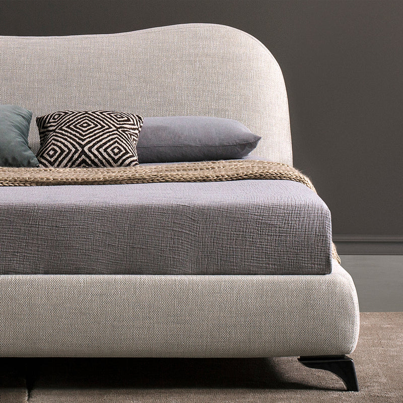 lüks karyola, döşemeli karyola, kavisli başlıklı karyola, modern karyola tasarımı, özel üretim karyola, luxury bed design, contemporary bedroom furniture, premium upholstered bed, sculptural bed frame, modern luxury karyola, designer bed, quiet luxury bedroom, organik formlu karyola, mimari yatak odası mobilyası, luxury master bedroom bed